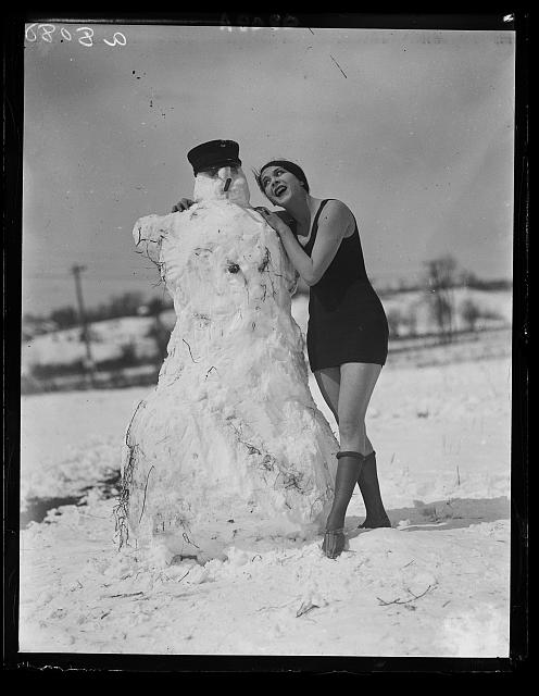 "Fritzi Ridgeway, Vaudeville Star, combines the north and south at Wash. and takes her daily exercise in the open making a snowman". Library of Congress LC-DIG-hec-44074.