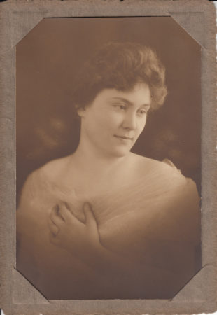 Pictorialist style portrait, Goodlander Sisters Studio, circa early 20th century. (McIntyre-Culy Collection) 